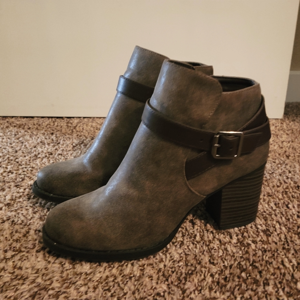 Soda taupe ankle boots 8